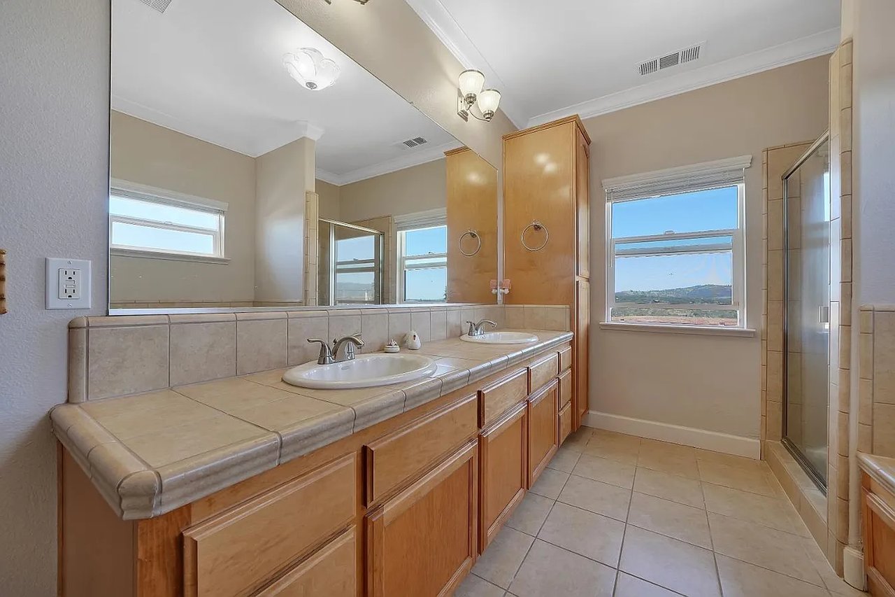 3221 Crestview Dr