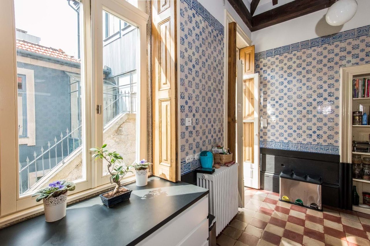 Elegant 4-Story Townhouse with Private Garden on Rua Álvares Cabral – Porto