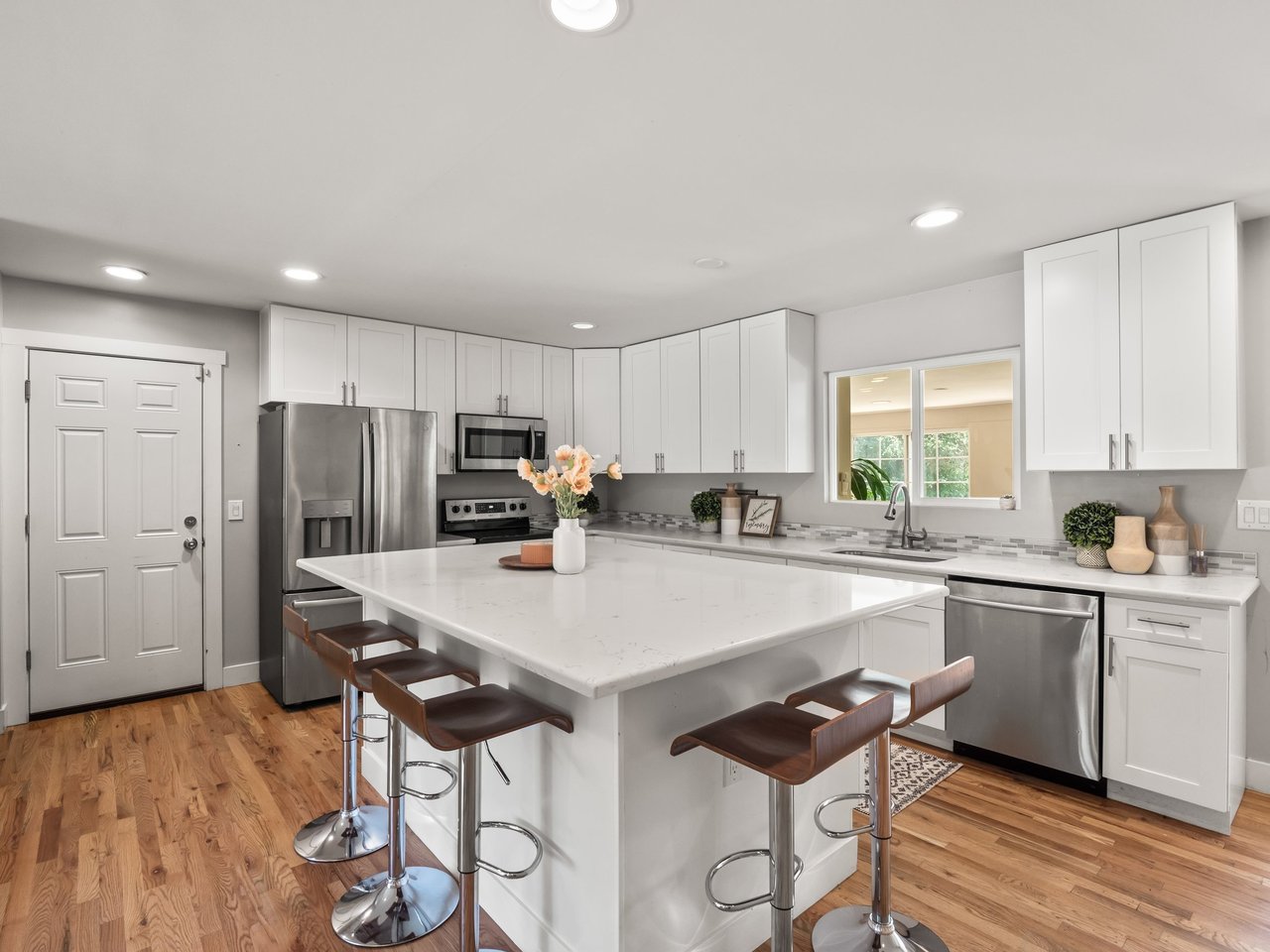 Just Listed: Welcome Home to Your 5 Bed, 3 Bath in Hutchinson Hills!