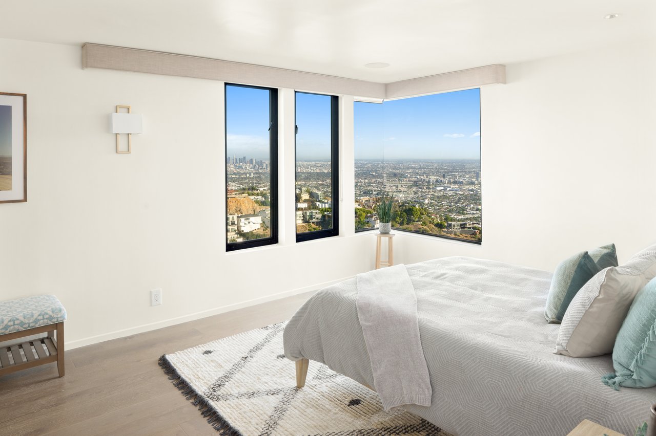 2231 Sunset Plaza Dr