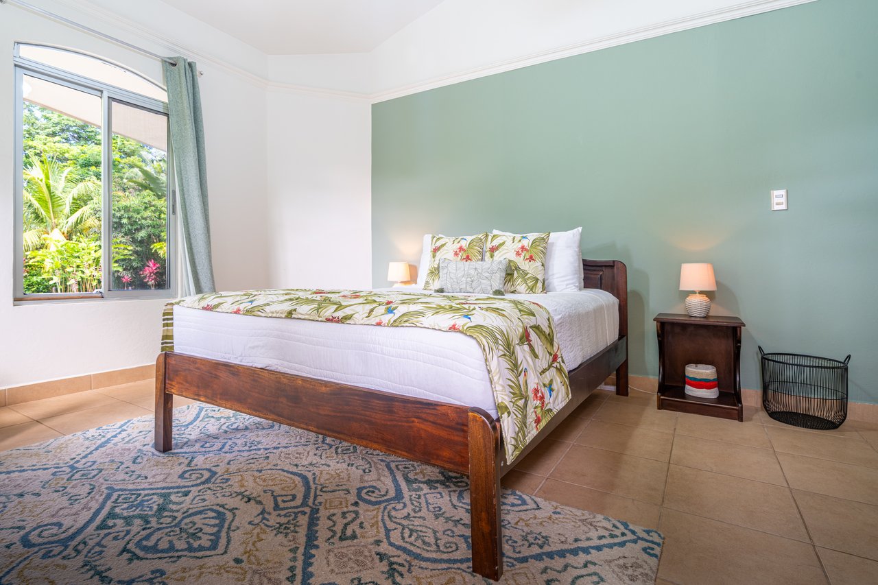 Casa Luna, 3bed /3bath Private Oasis, Convenient Location