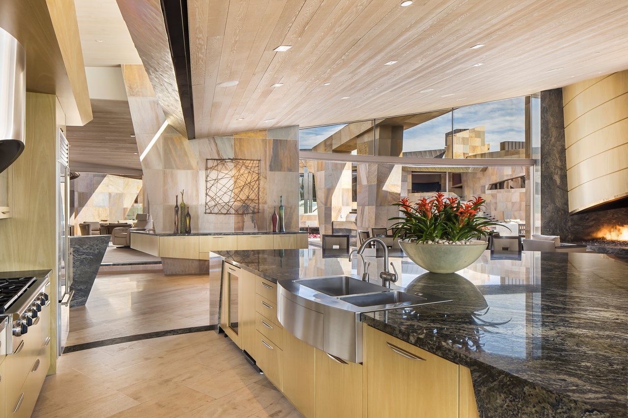 706 Summit Cv