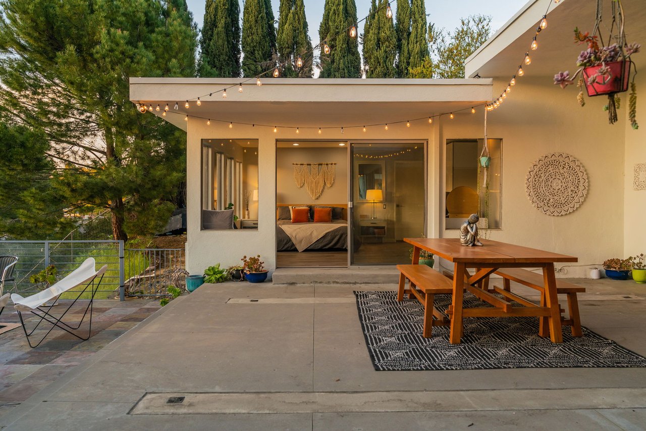 deLIGHTfull Mid Century in the Studio City "Donas"