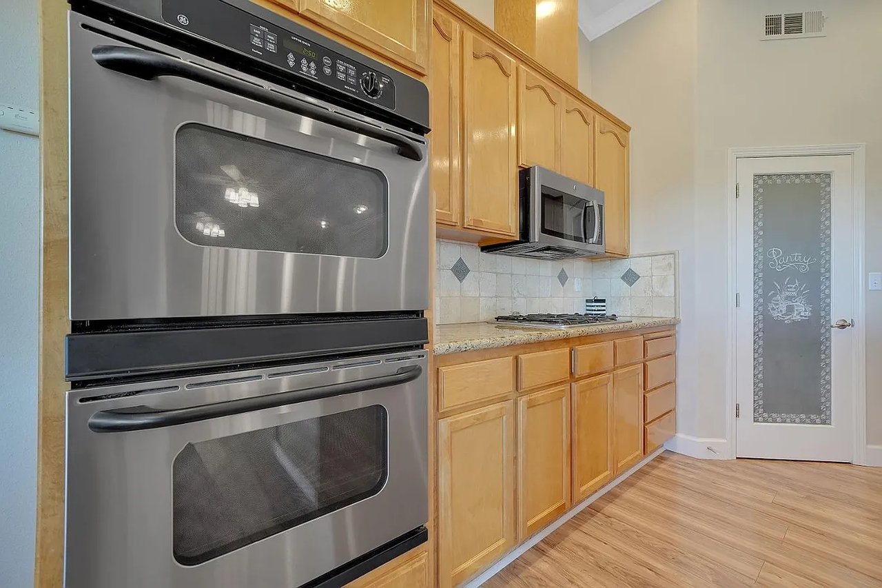 3221 Crestview Dr