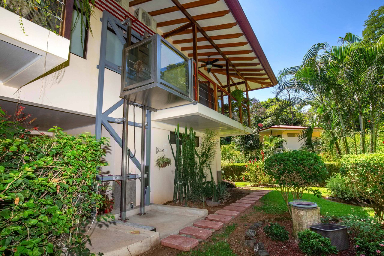 Wheelchair Friendly- 2 Bedroom house in a Quiet Community