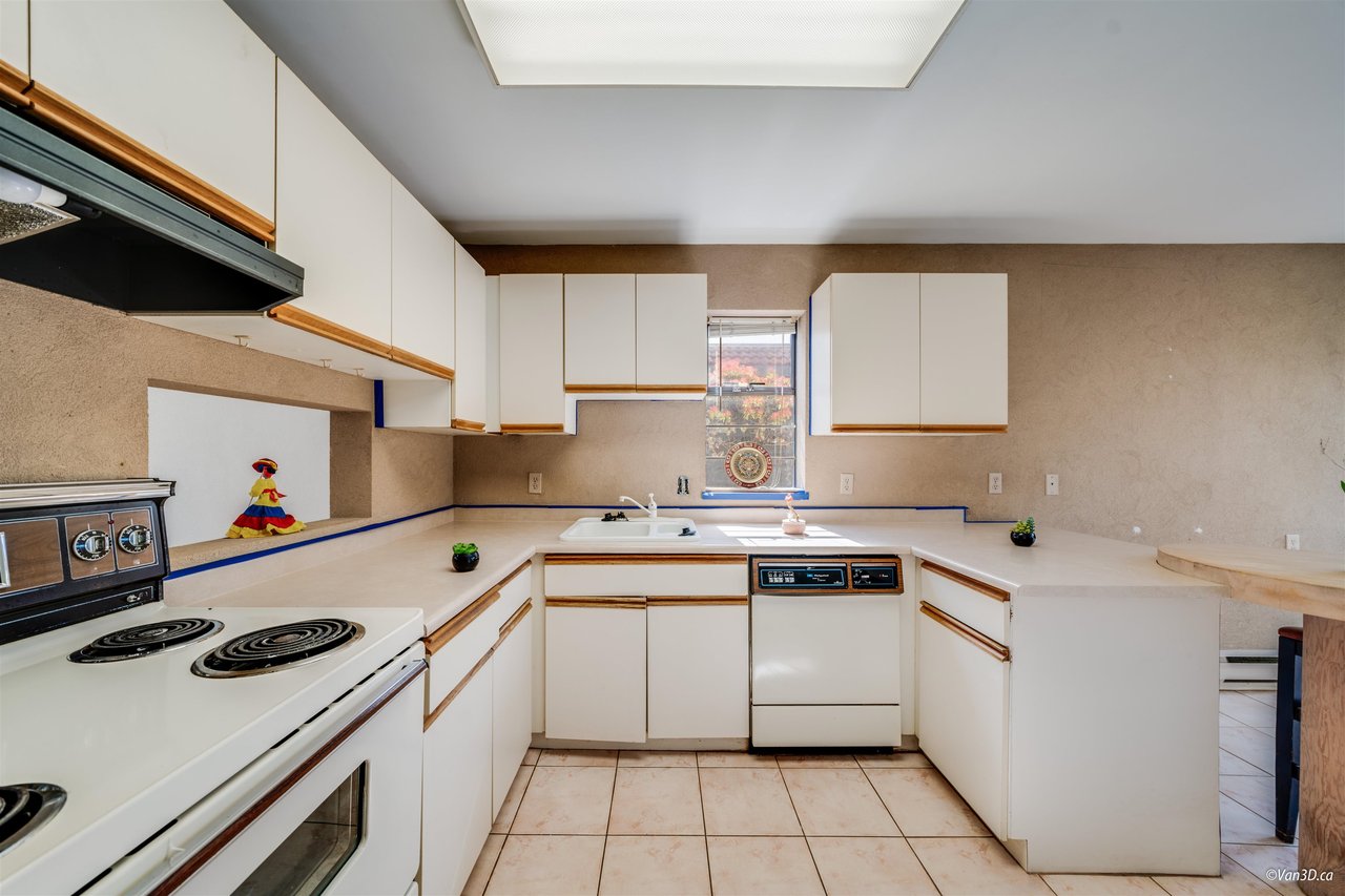 3-225 W 15th St