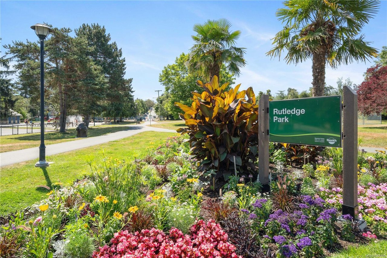 106-935 Cloverdale Ave, Saanich