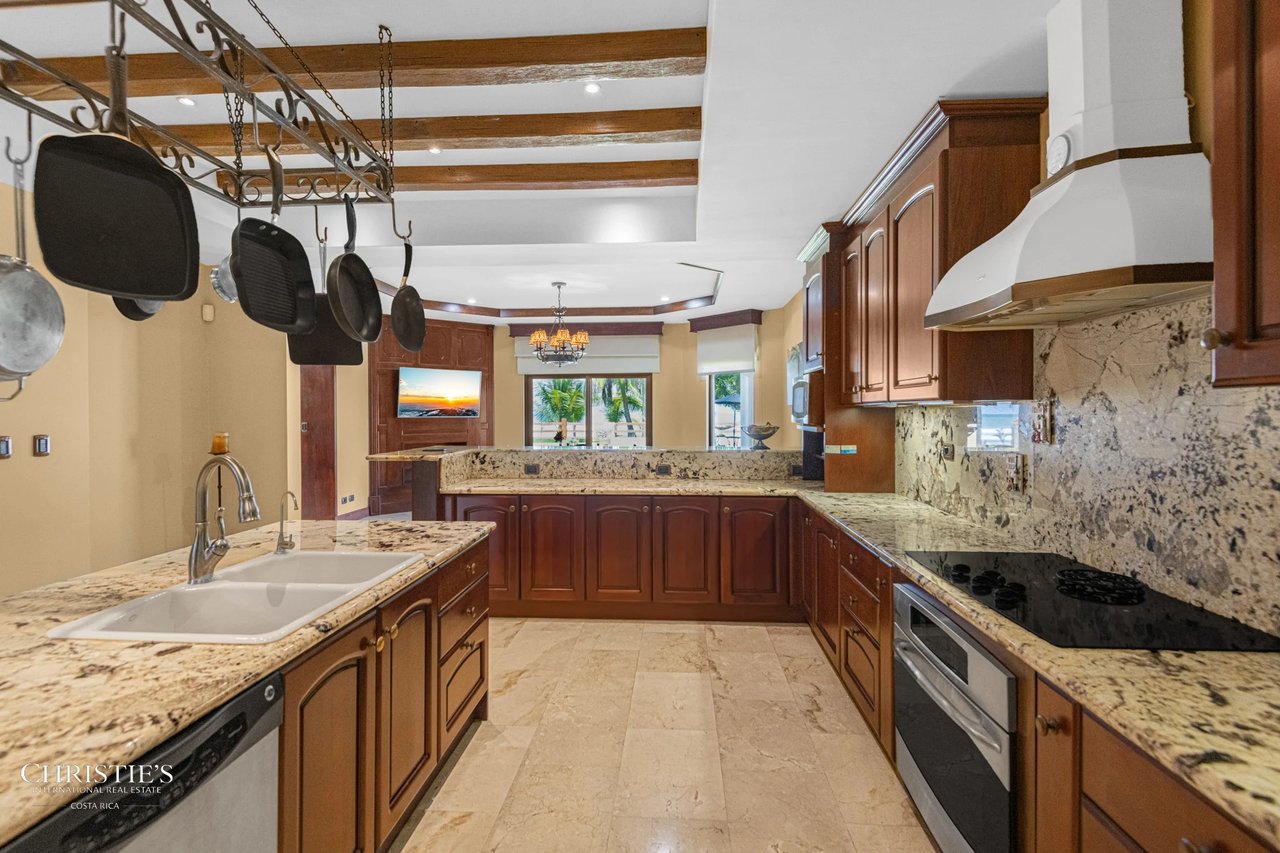 Hermosa Villa Beachfront Estate