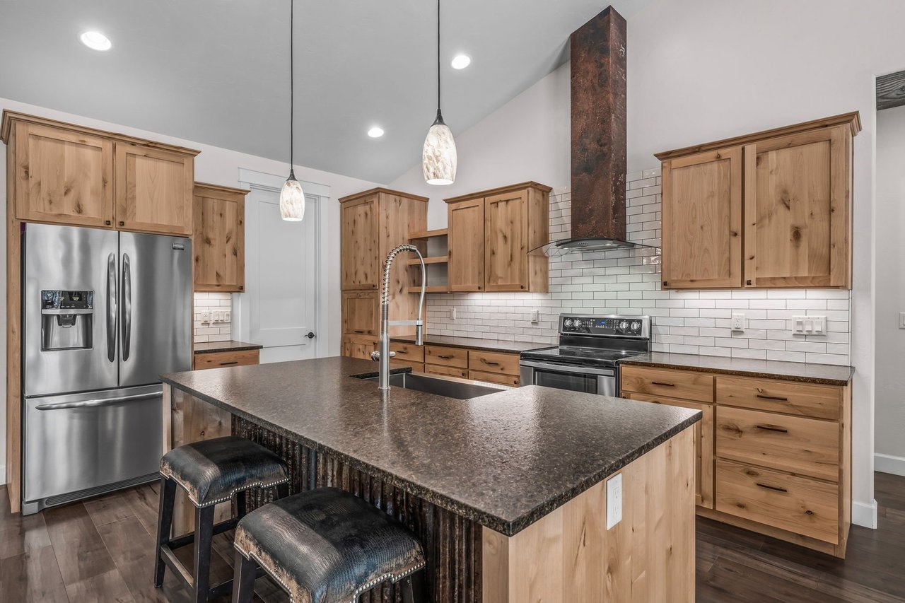 Just Listed: The Perfect Blend of Rustic and Contemporary Living in this 1 Acre Oasis!