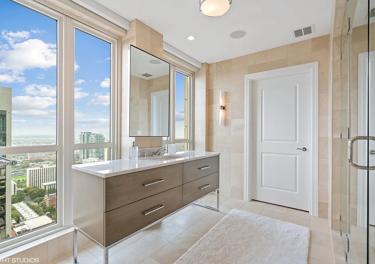 11 E Walton St APT 4202