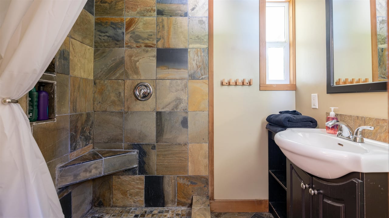 1124 Plateau Cres