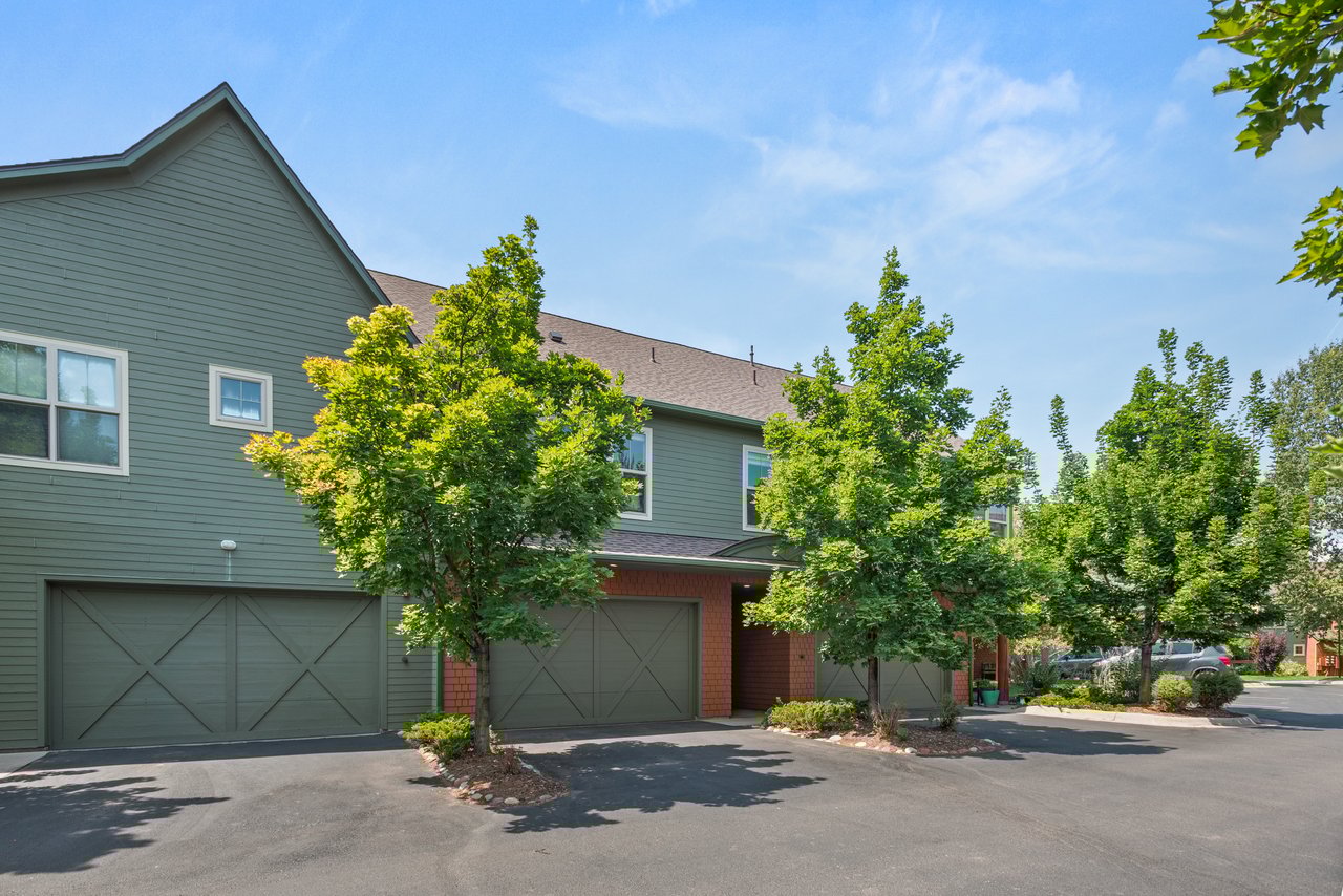 Warm & Inviting Willits Townhome