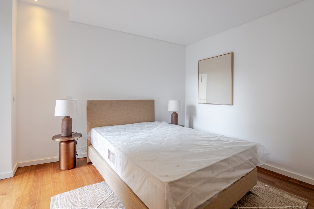 Elegant 2-Bedroom Apartment with Private Patio, Parking & Short-term Rental (AL) License in Central Porto