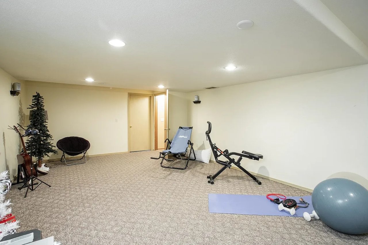 9706 N Ridgecrest Dr