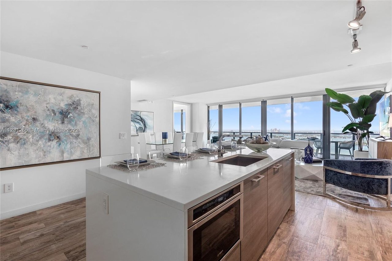 650 NE 32nd St #48064807