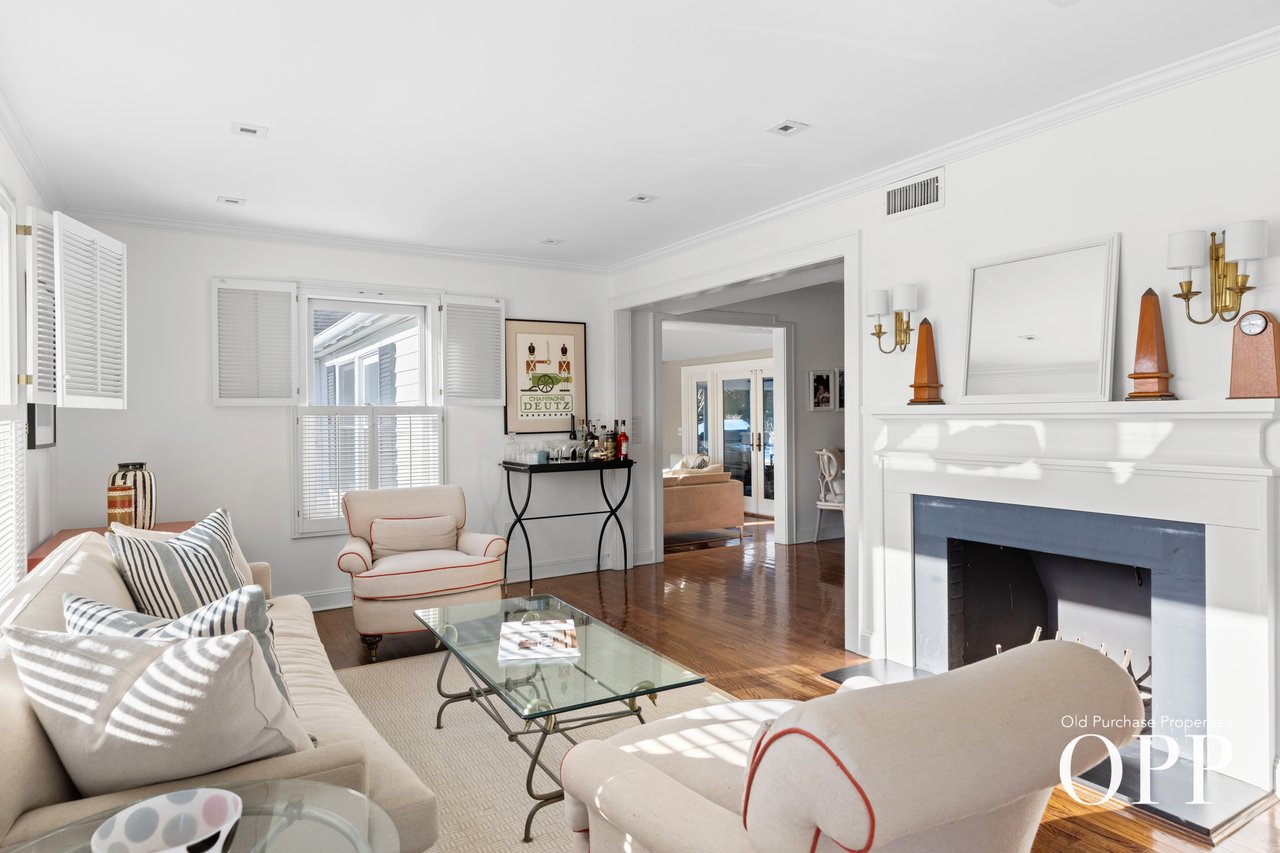 CHARMING SUMMER RETREAT WITH GARDENS & BAY BREEZES