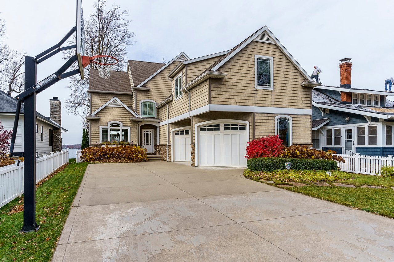 11137 NE Wawasee Drive