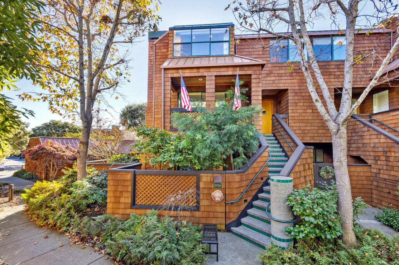 Luxurious End Unit in Point Tiburon