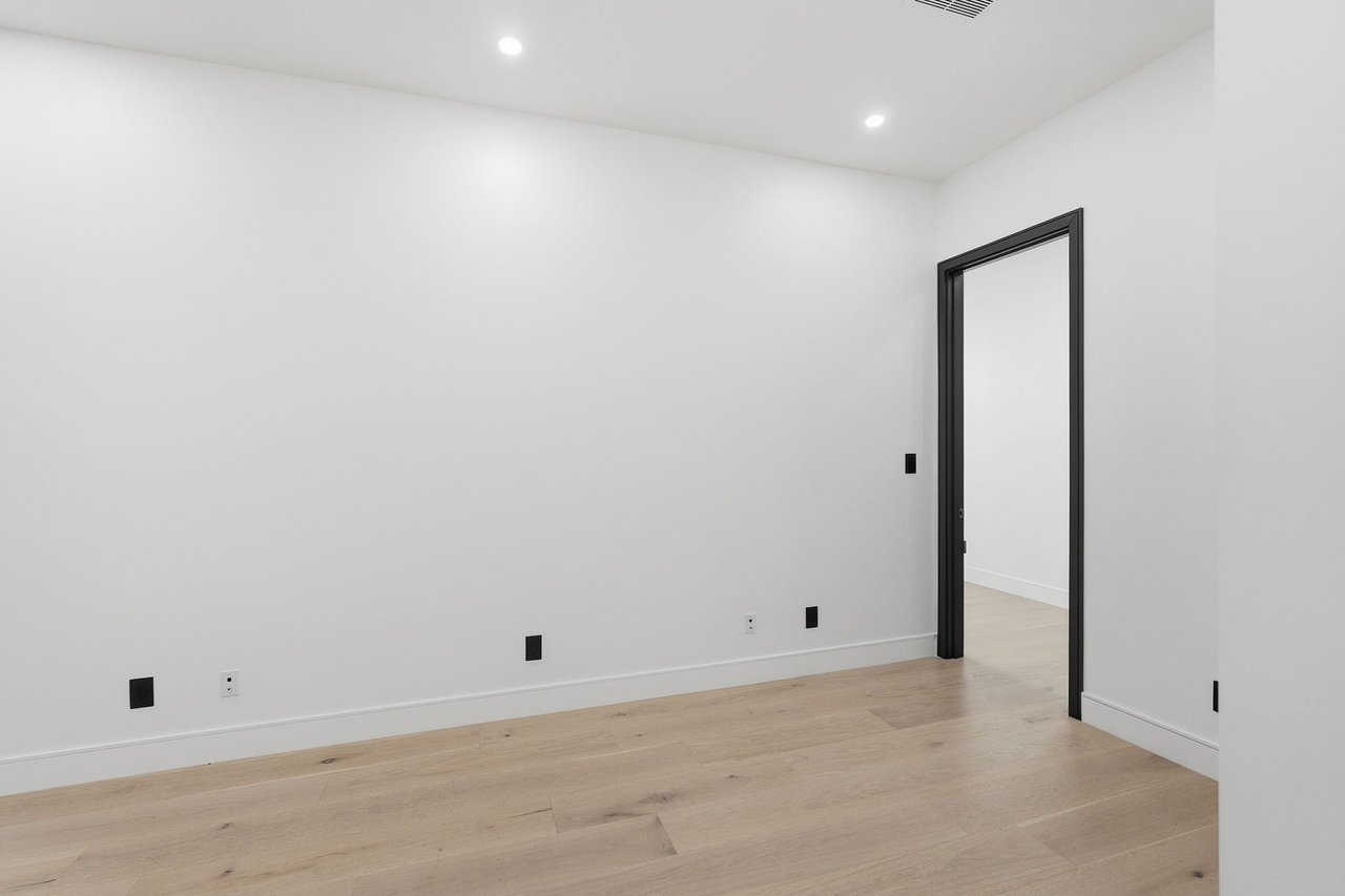 3106 N VALENCIA Lane