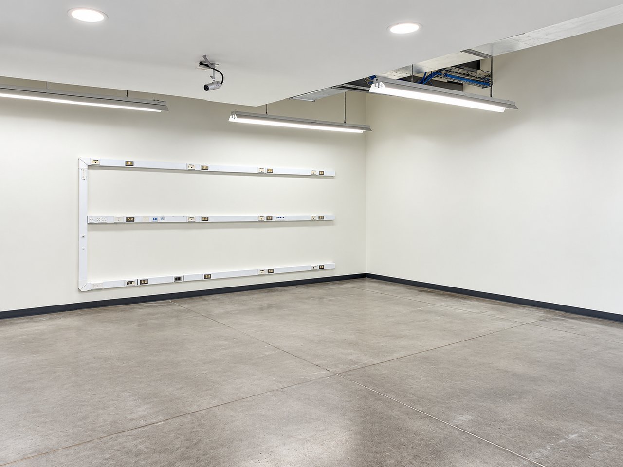 21577 - Office-Warehouse for sale with Tenant