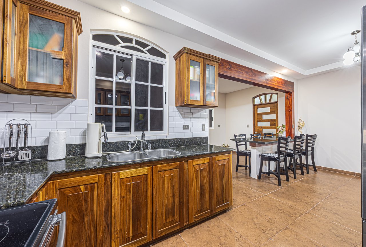 Exceptional 5-Bedroom Residence on Los Laureles Street – Prime Location & Versatile Layout