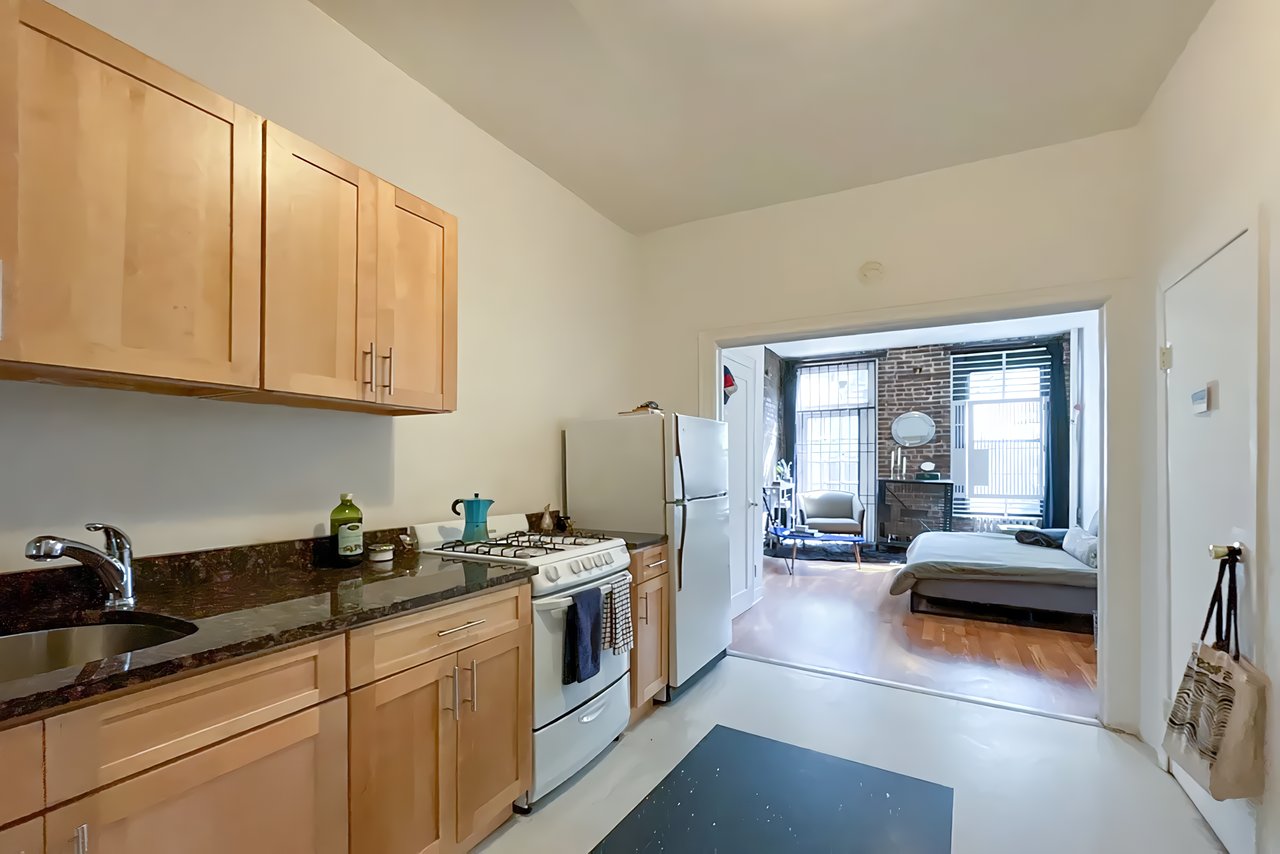 416 West 47th St, #3A