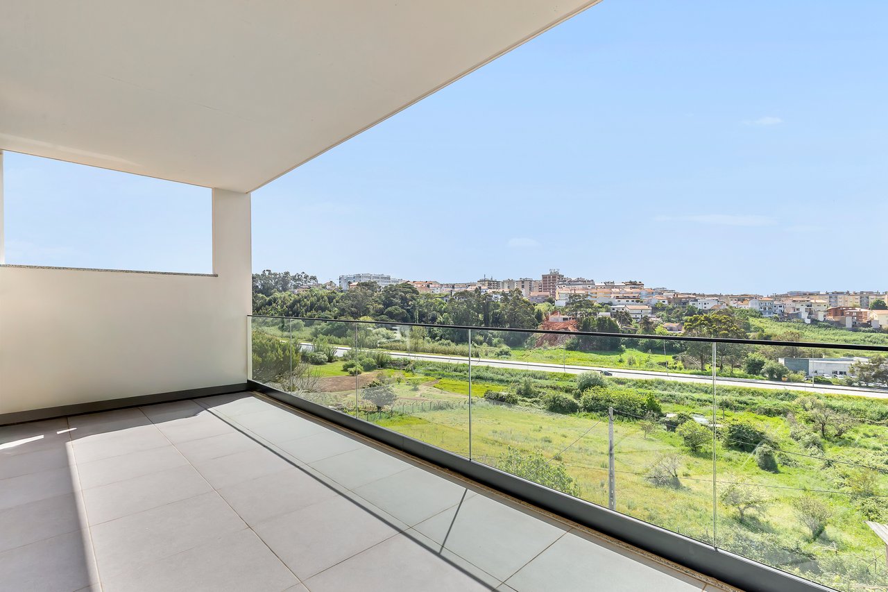 Bright Coastal Apartment with Large Terrace Just Steps from the Beach in Figueira da Foz