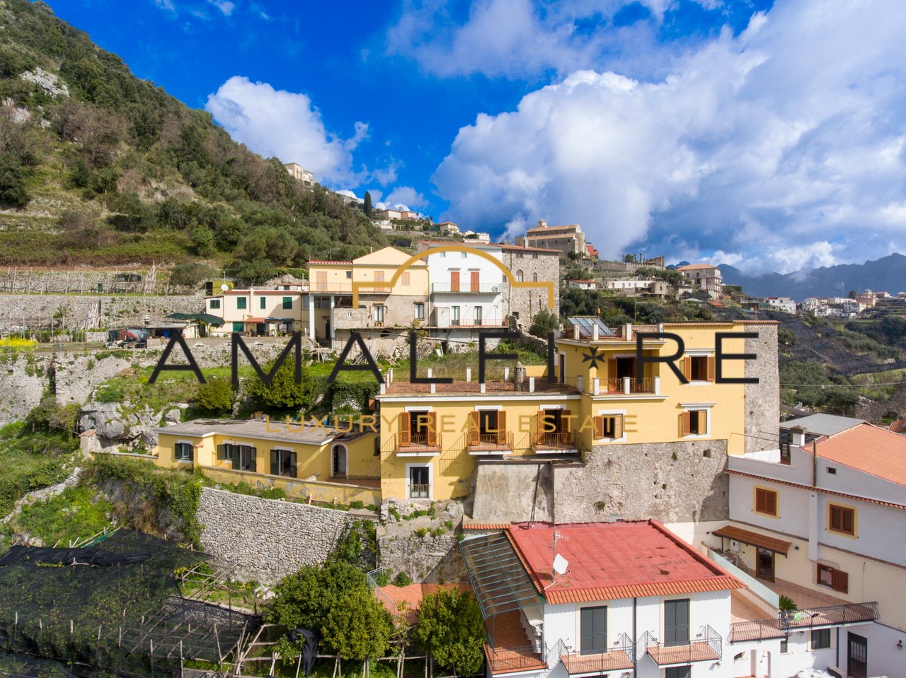 Villa With Garden and Two Outbuildings to Renovate in Minuta Di Scala