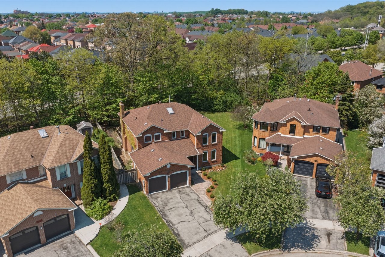 5211 Micmac Cres