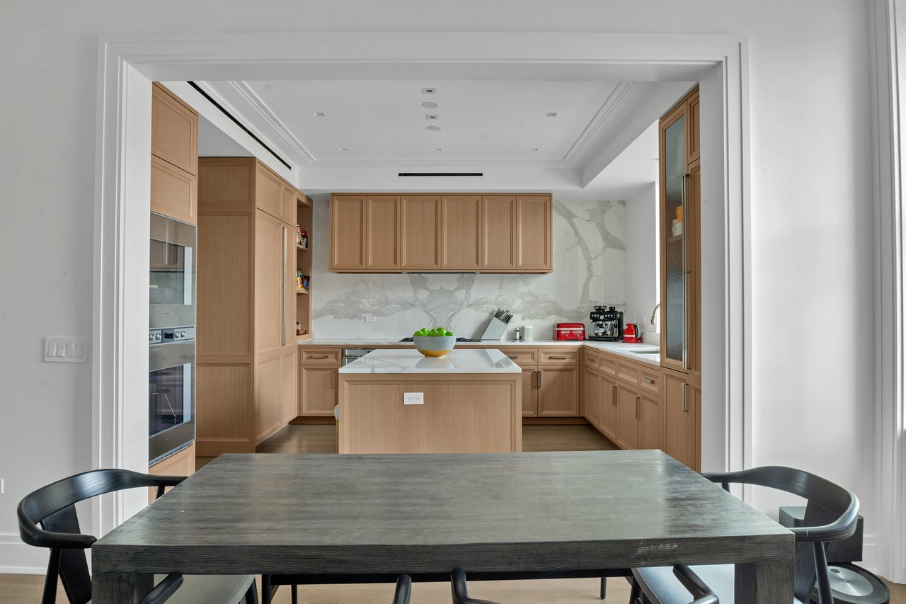 225 W 86TH Street 810
