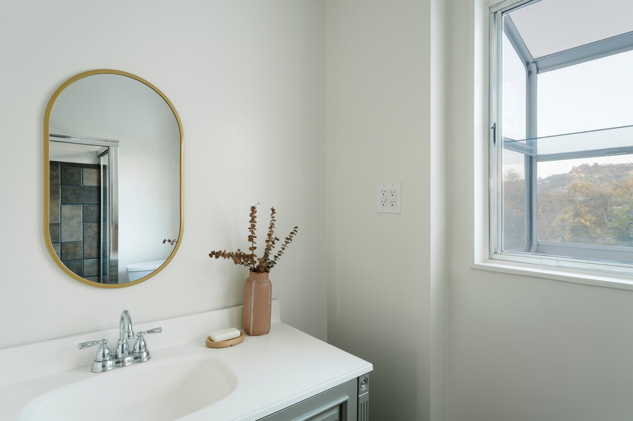 11764 Laurelcrest Drive in Studio City