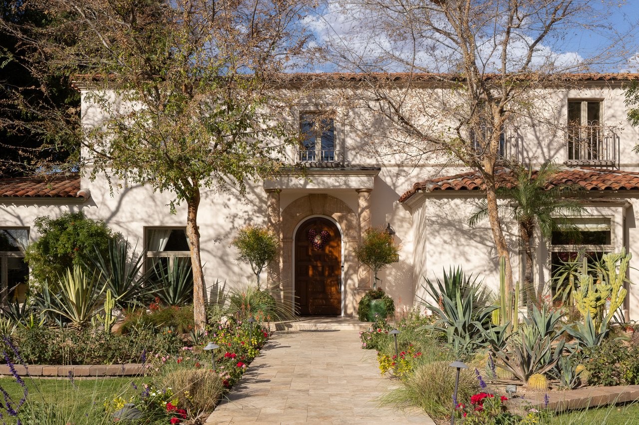 3042 N MANOR Drive E