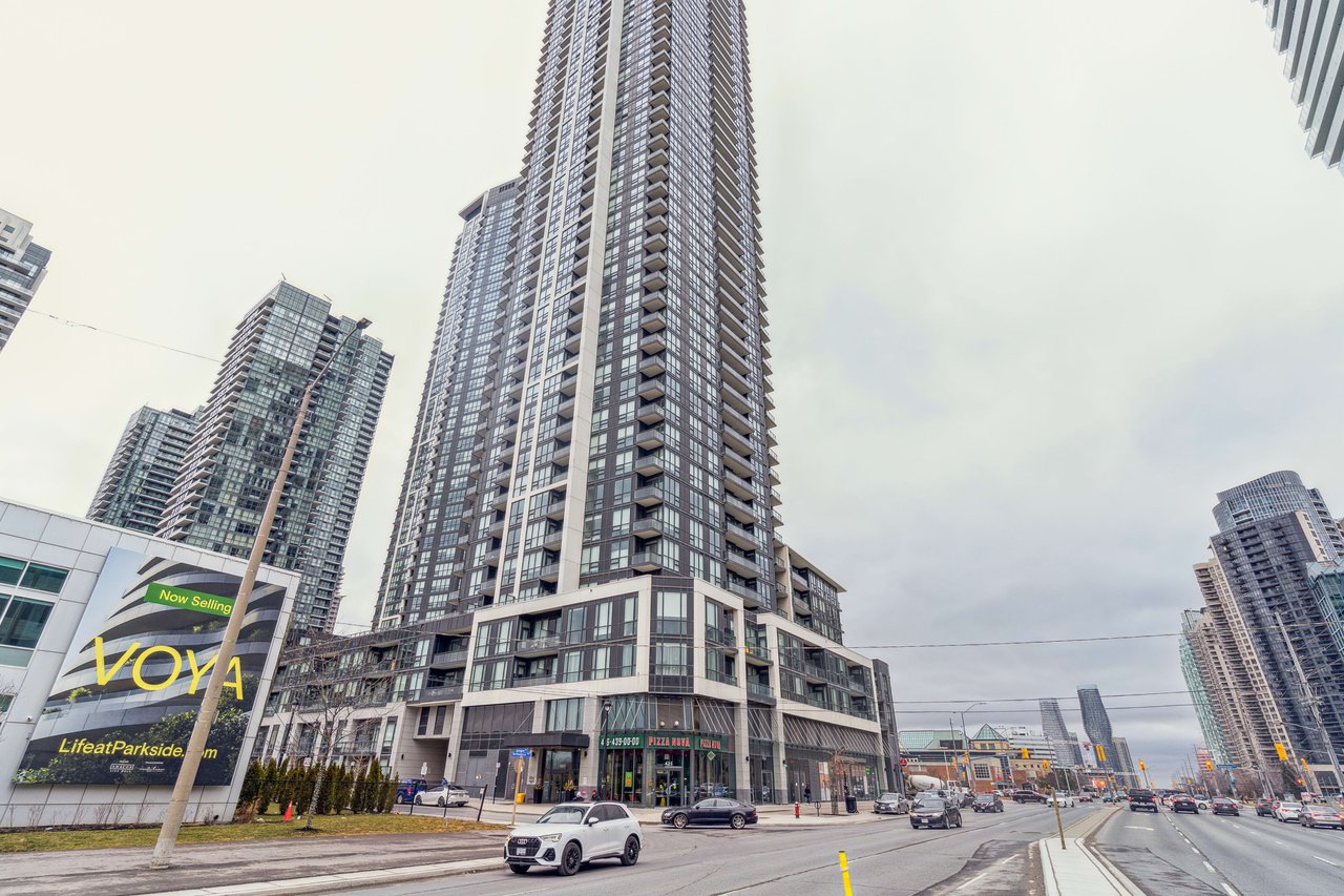 Bright & Spacious Condo In The Heart Of Downtown Mississauga