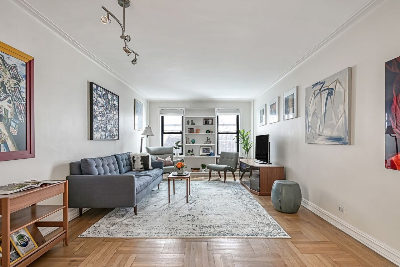225 W 25th St