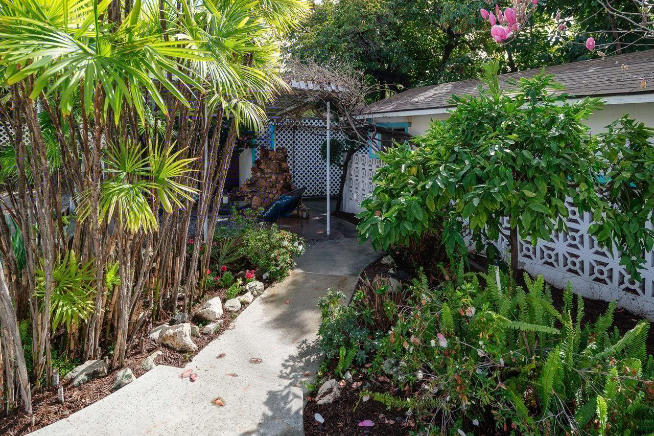 2570 Las Lunas Street