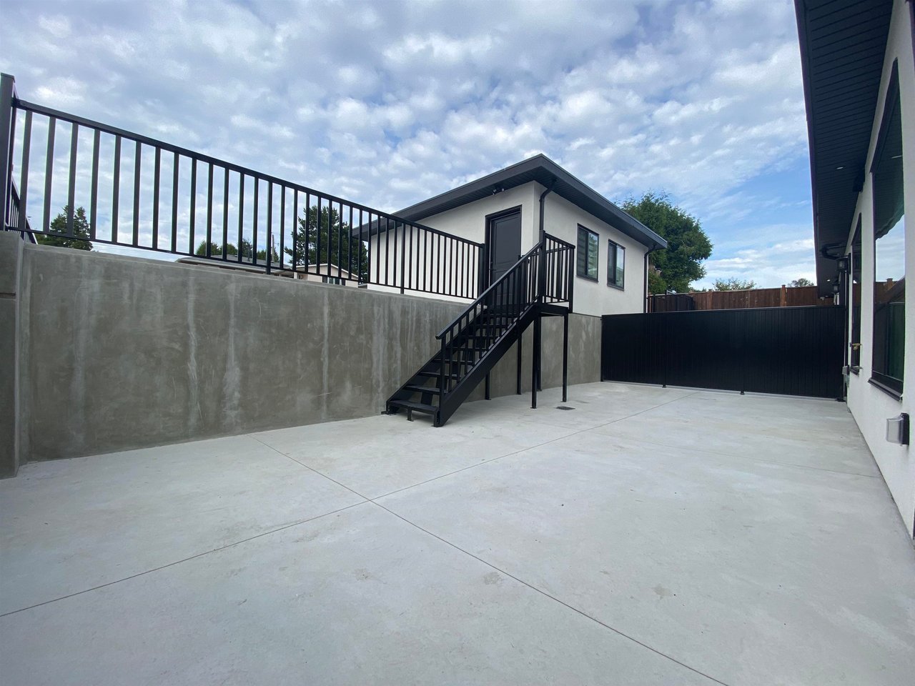 5347 Parker St