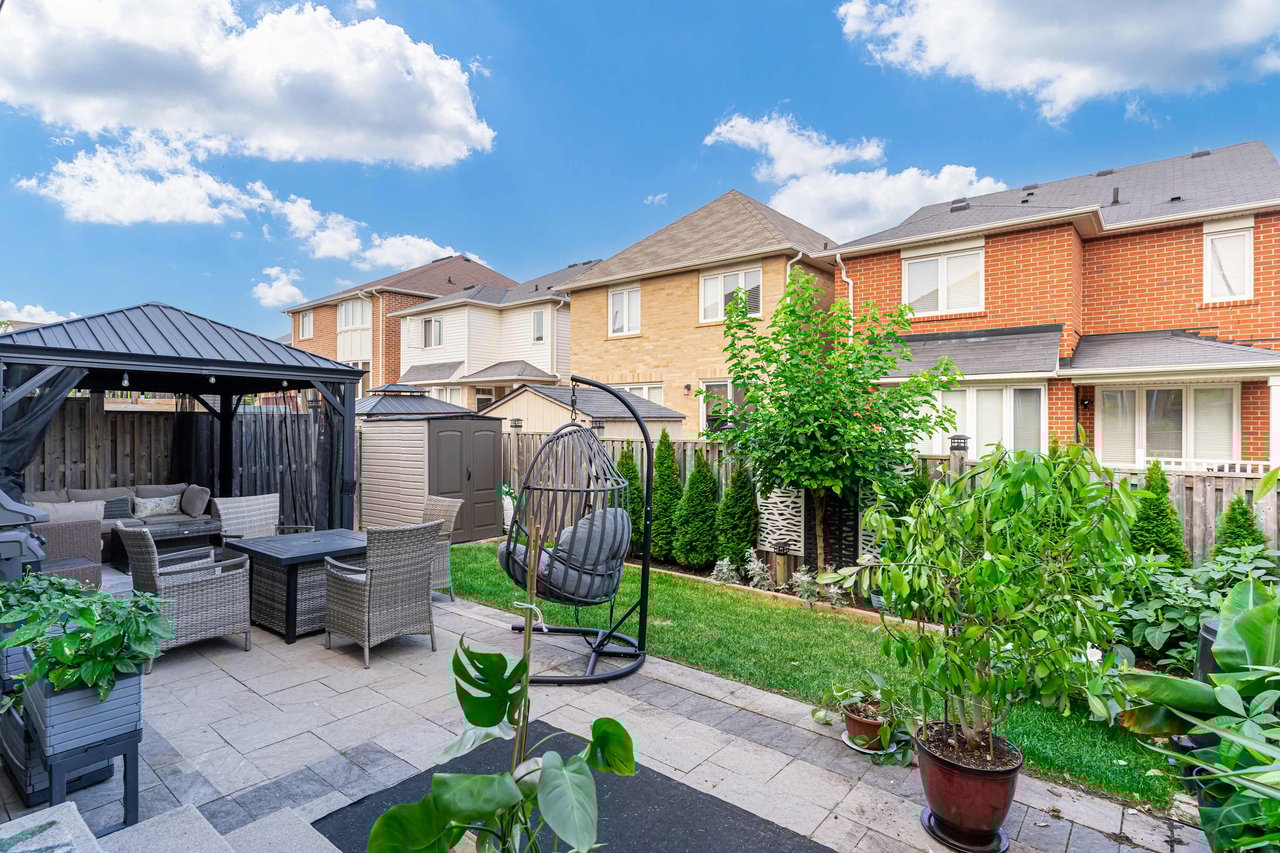 101 Fernglen Crescent
