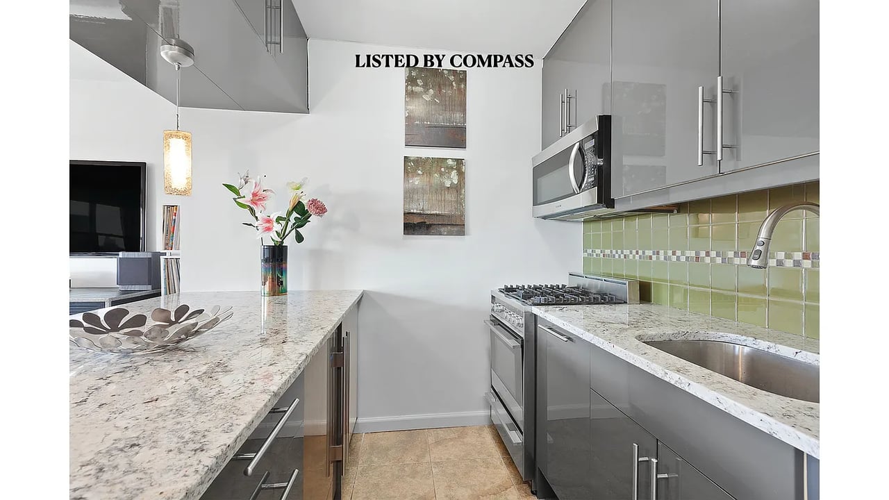 20 E 9th St #23A