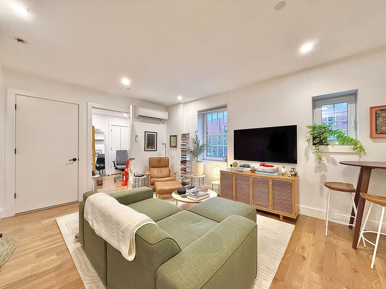 128 Montrose Avenue #201