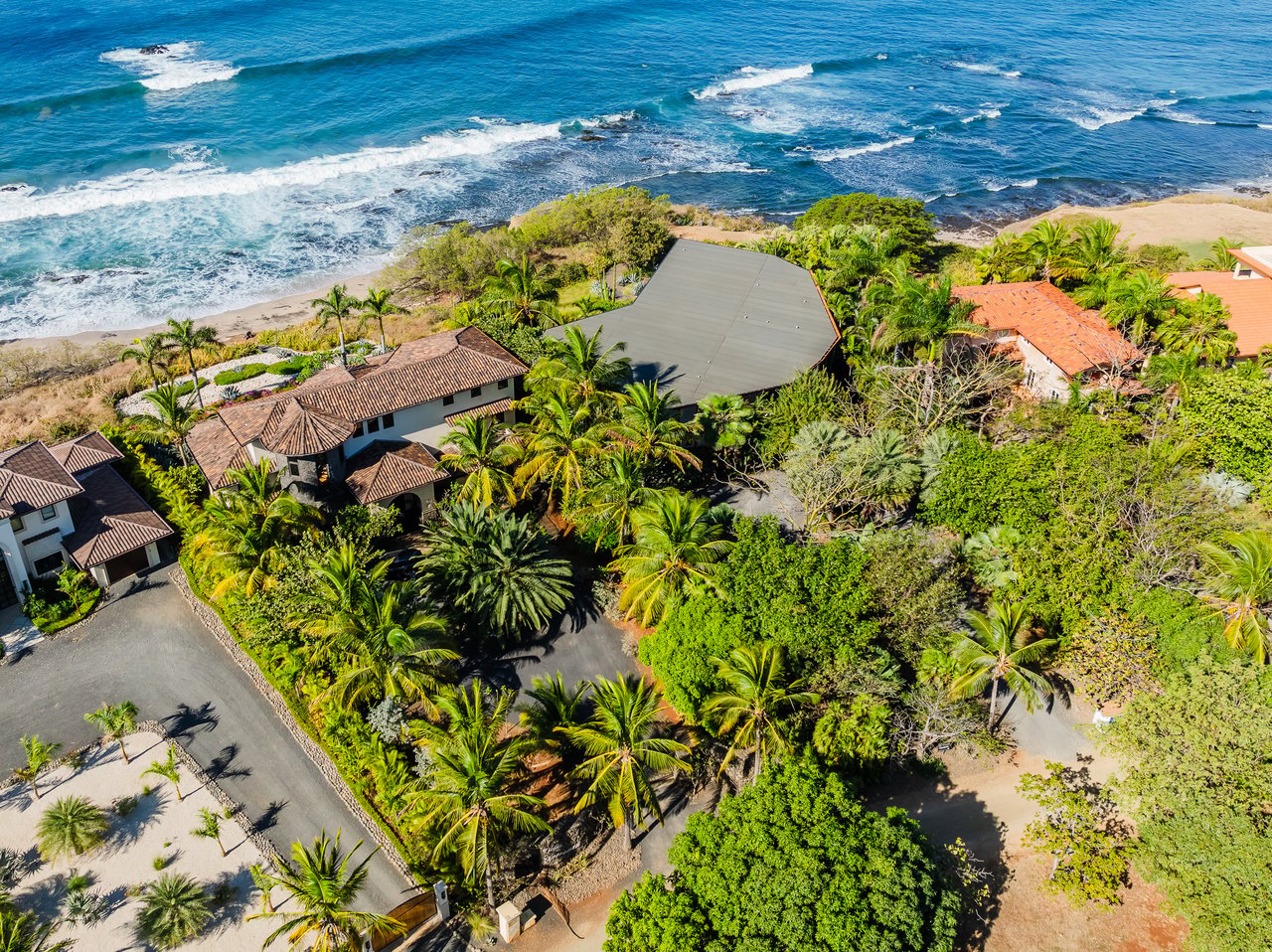 Villa Esperanza Beachfront | Near the Coast and Oceanfront House For Sale in Playa Negra