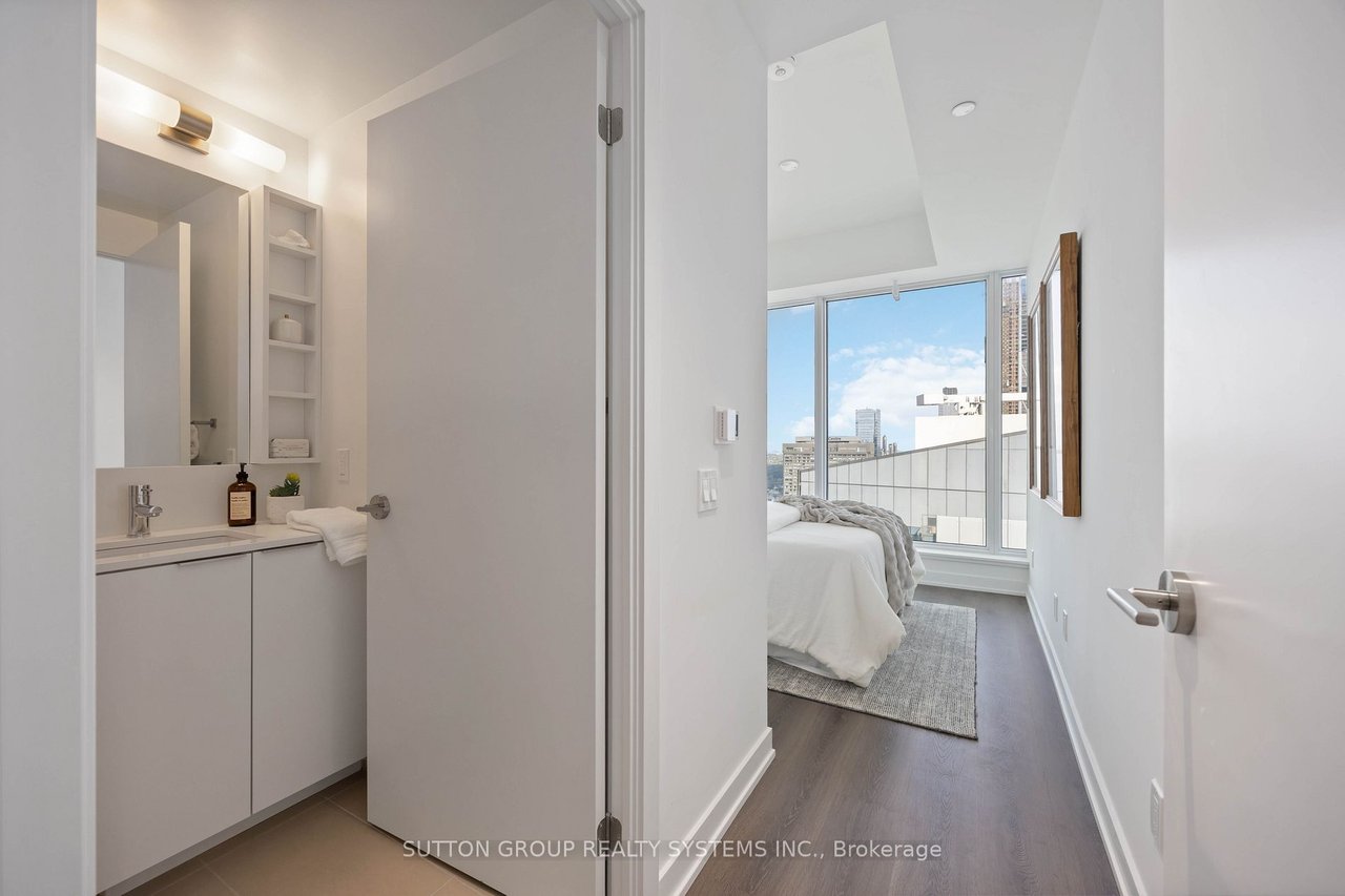 YORKVILLE PENTHOUSE LIVING