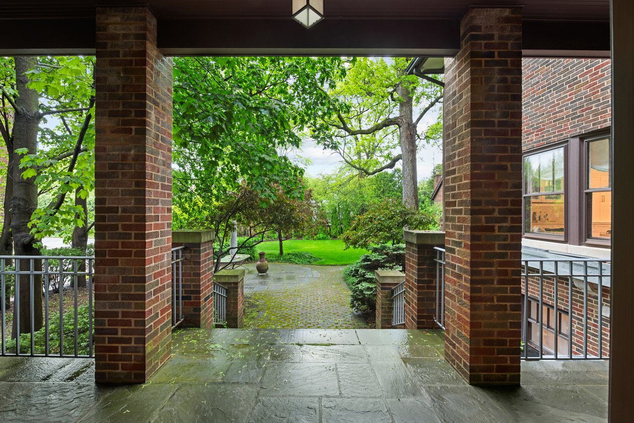 212 Sheridan Rd