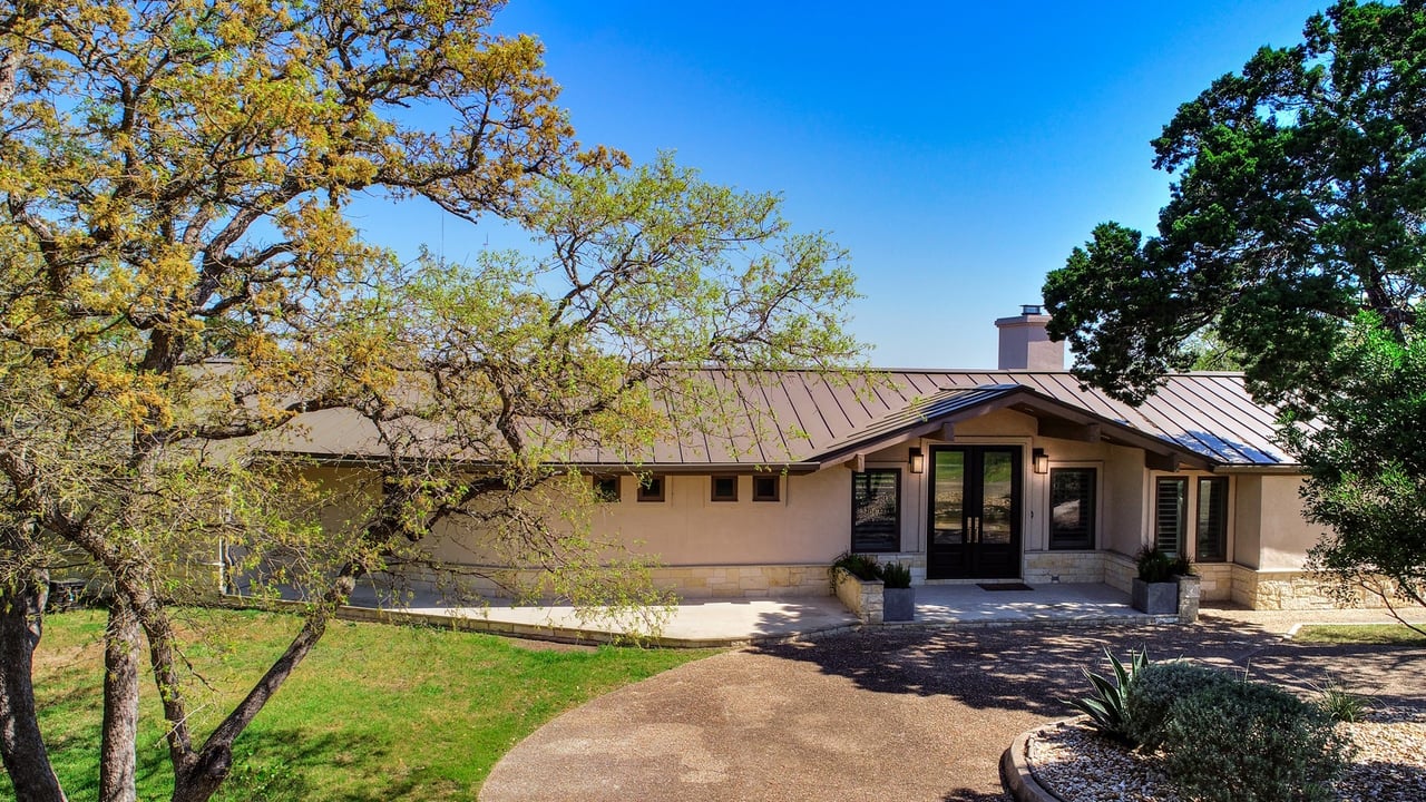 Hilltop Retreat with Panoramic Views