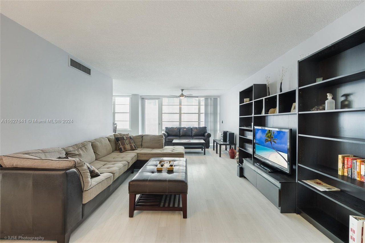 Winston Towers 400 Condo, Unit 2111