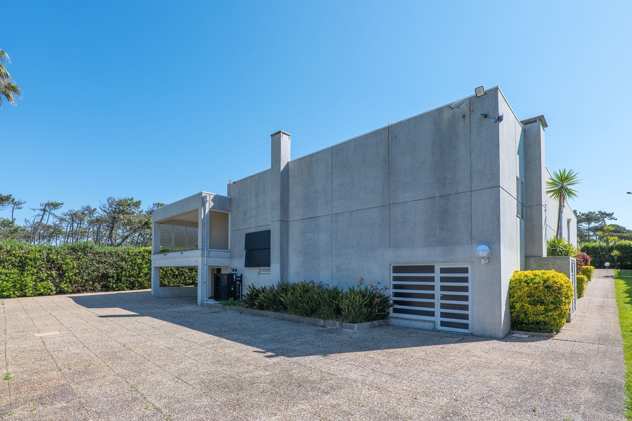 Secluded 5-Bedroom Villa with Pool and Sea Views on Expansive Dune-Side Plot – Apúlia e Fão