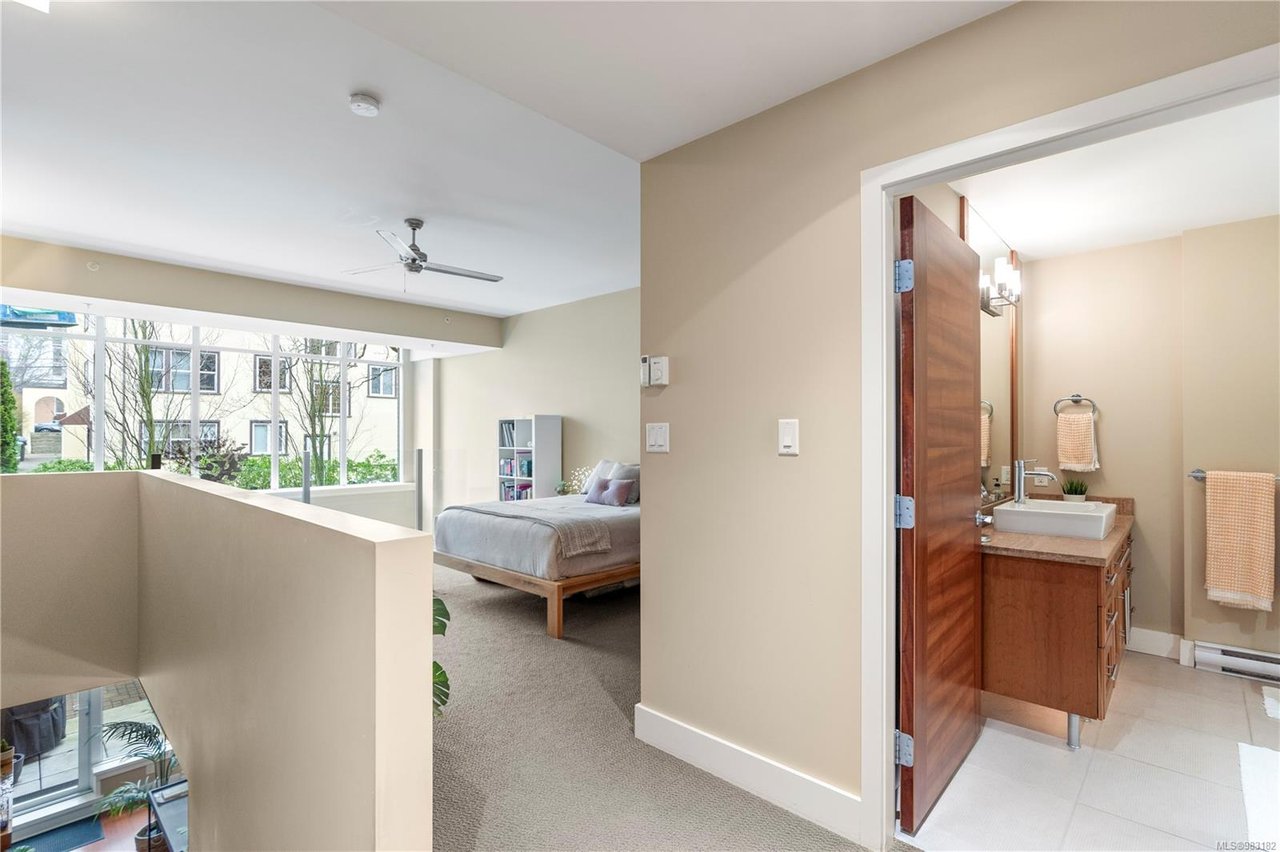 302-828 Rupert Terr, Victoria