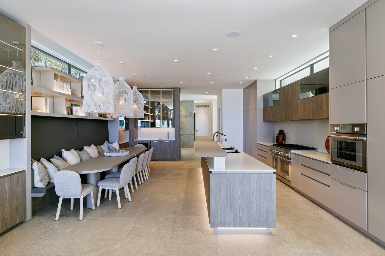 938 Palisades Beach Rd