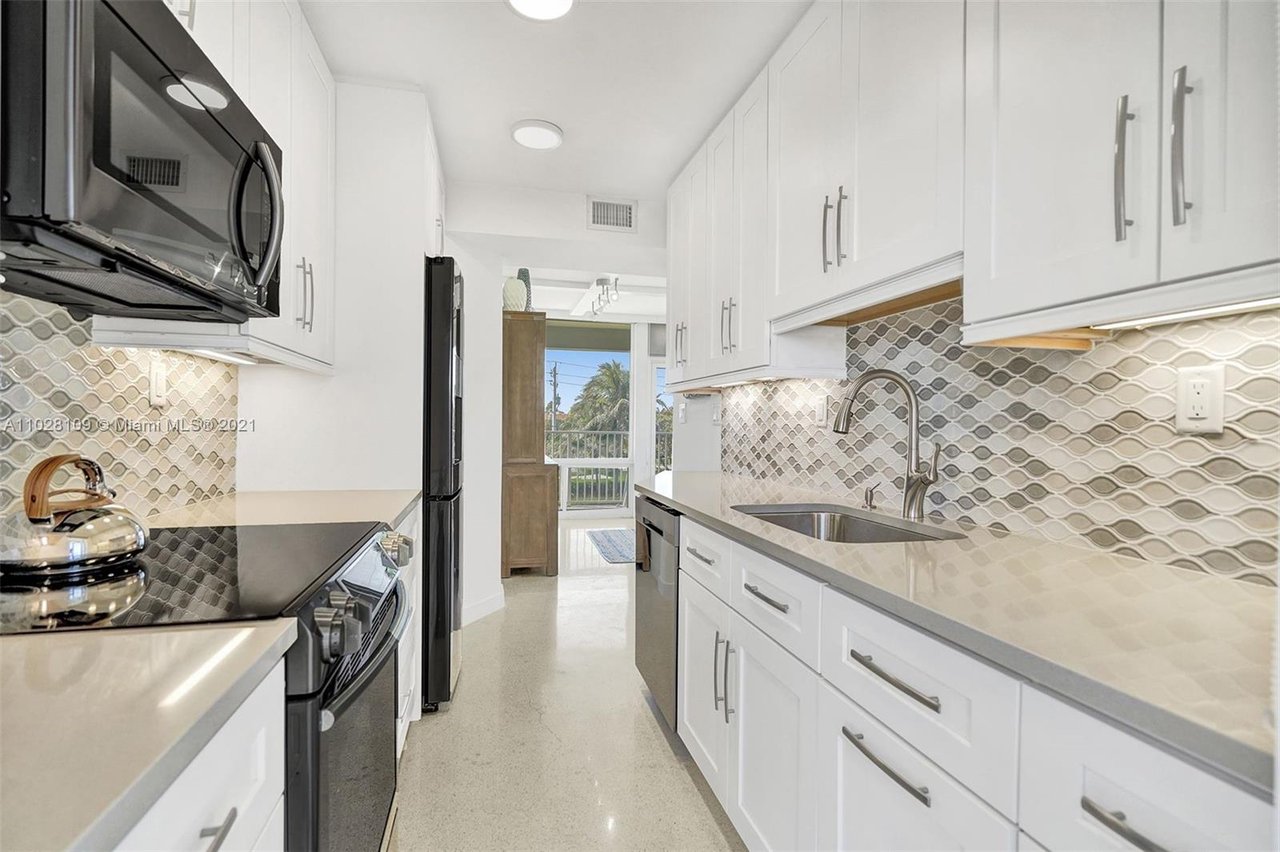 1221 Hillsboro Mile APT 17C