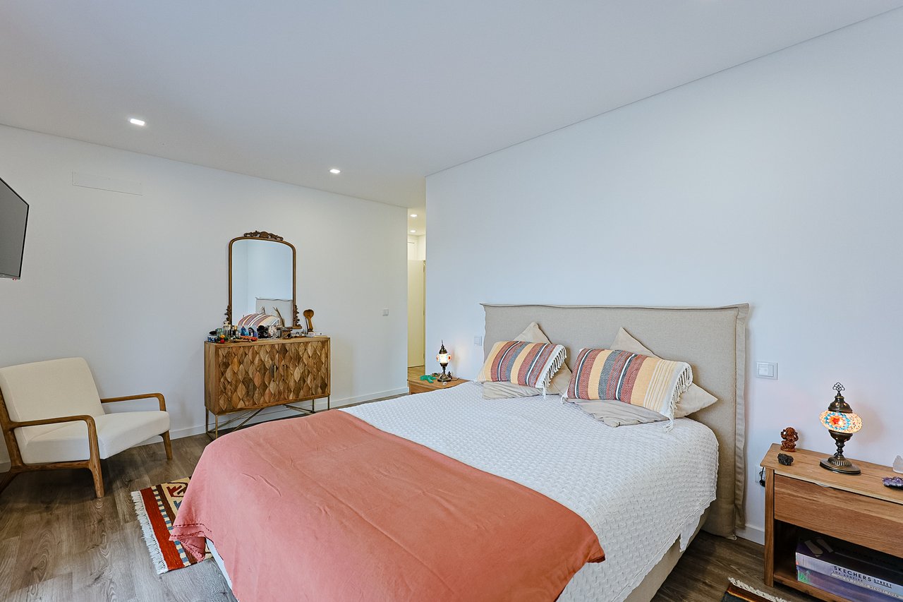 Modern 2-Bed, 2-Bath Apartment in Central Marinha Grande – Near Nazaré