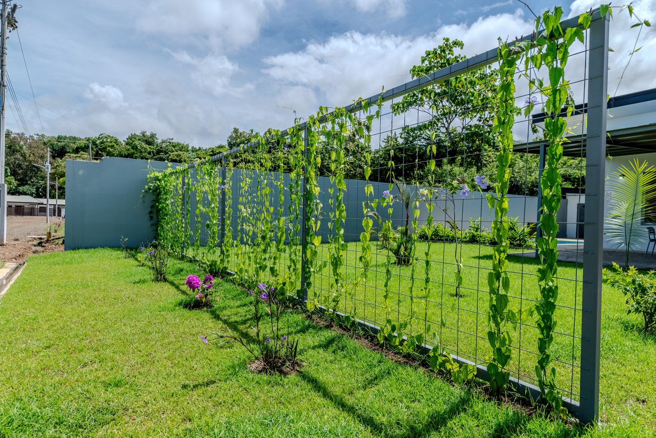 Modern 3-Bed, 3-Bath Home with Pool in Uvita – Walk to Town | Jardines del Sol